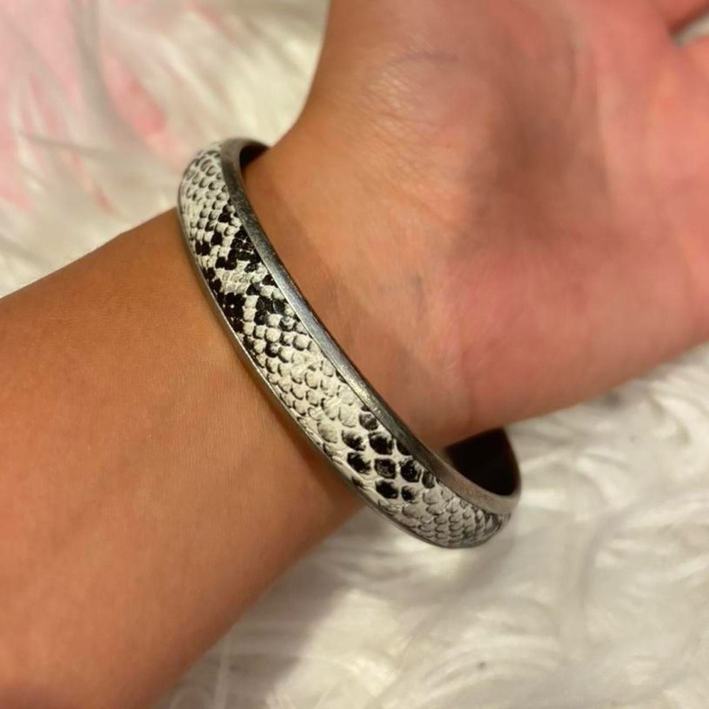 ☆ black & white snake skin metallic silver bangle 🐍🩶